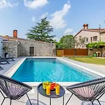 Courtyard Ivini By Interhome בית נופש *