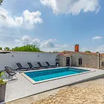 בית נופש Courtyard Ivini By Interhome