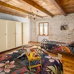 Courtyard Ivini By Interhome * רובינייסקו סלו