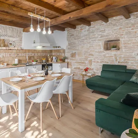 Courtyard Ivini By Interhome בית נופש רובינייסקו סלו