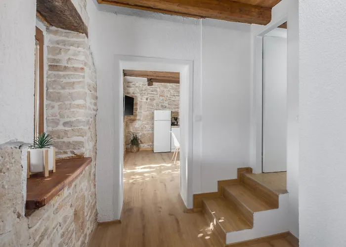 Vikendica Courtyard Ivini By Interhome