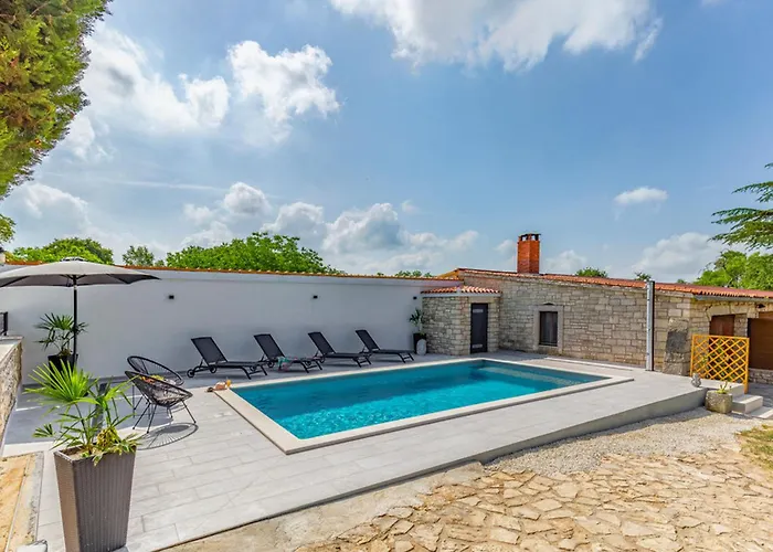 Vikendica Courtyard Ivini By Interhome