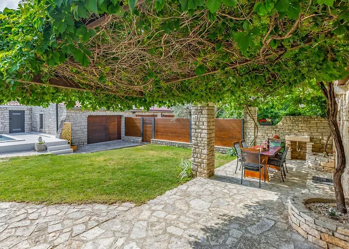 Vikendica Courtyard Ivini By Interhome